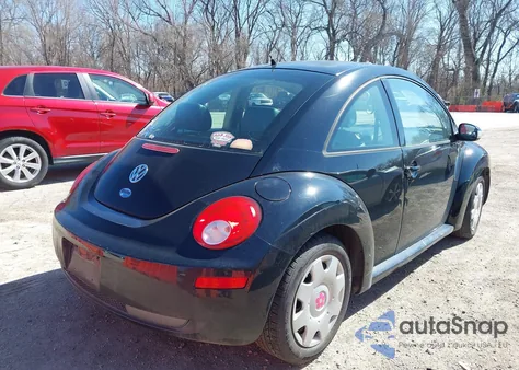 2010 Volkswagen New Beetle 2.5L Final Edition z USA, uszkodzony, nr VIN 3VWPW3AG9AM021337